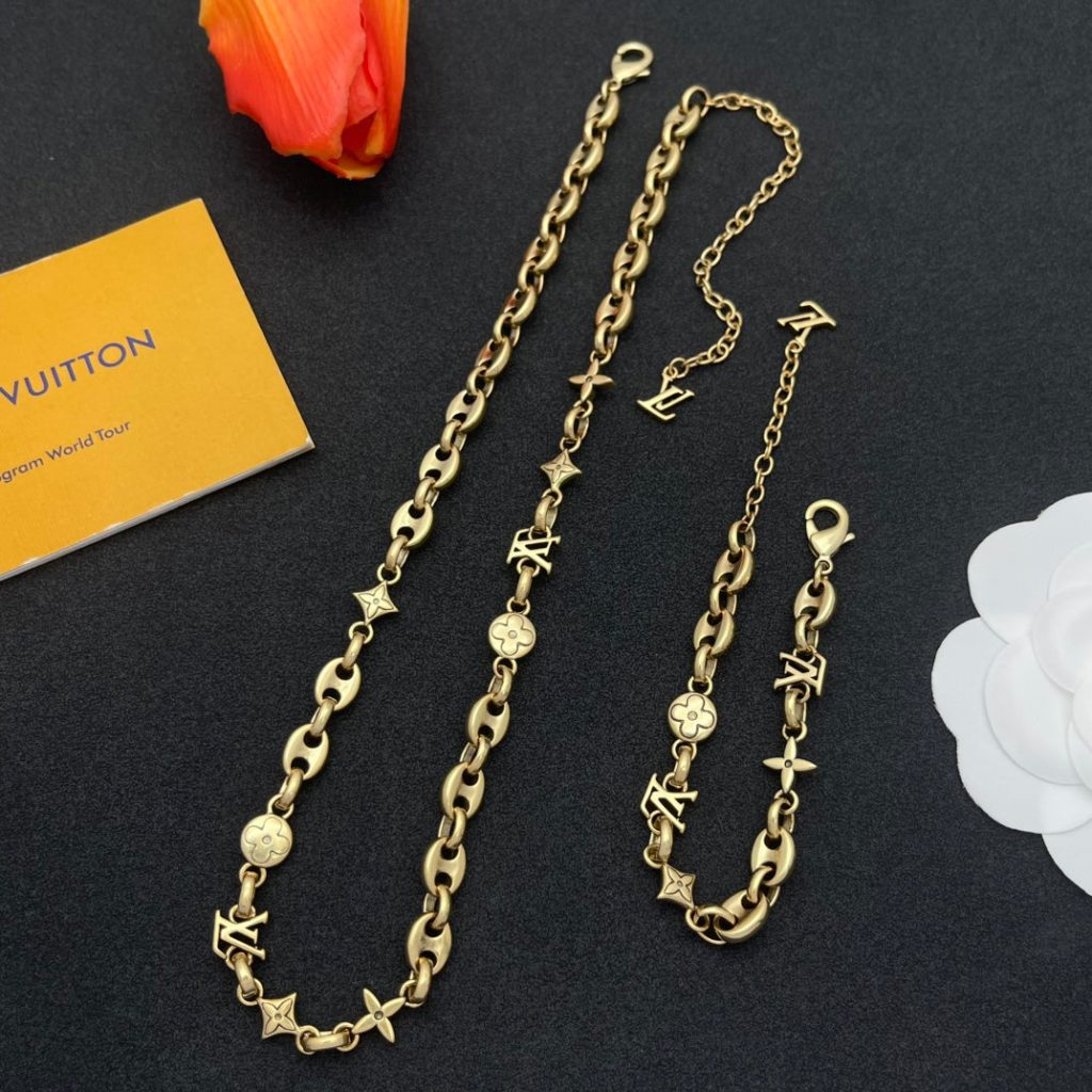 L- Necklace and Bracelet Set (DE1524)L- Necklace and Bracelet Set (DE1524)