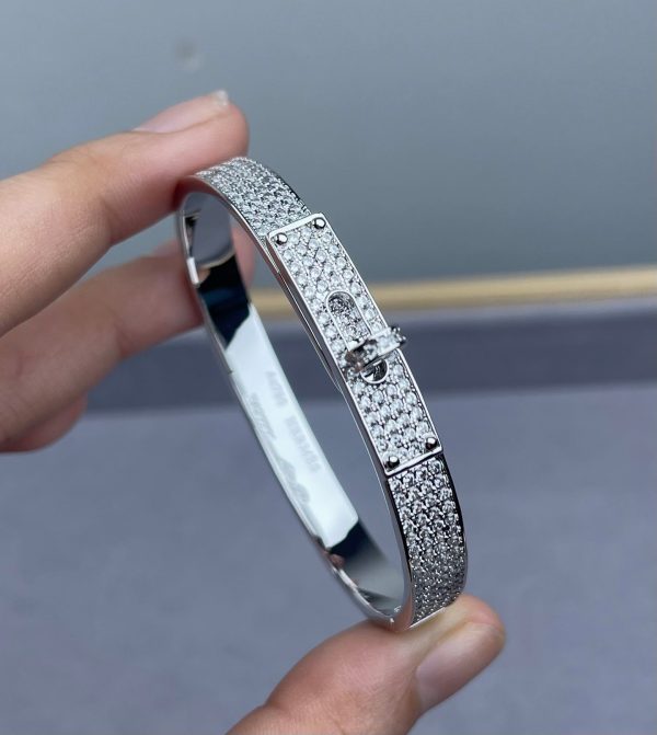 H-Diamond Bangle (DE11261)H-Diamond Bangle (DE11261)