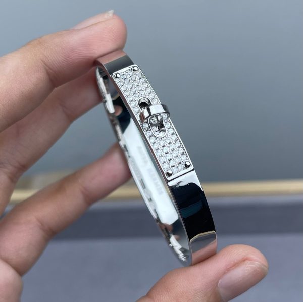 H- Bangle (DE11263)H- Bangle (DE11263)