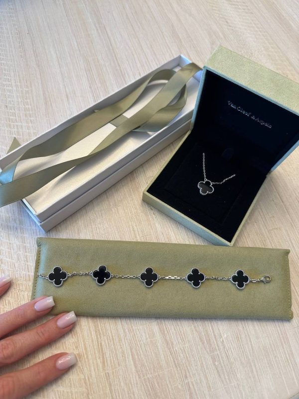 V- Black necklace and bracelet set (VC1745)V- Black necklace and bracelet set (VC1745)