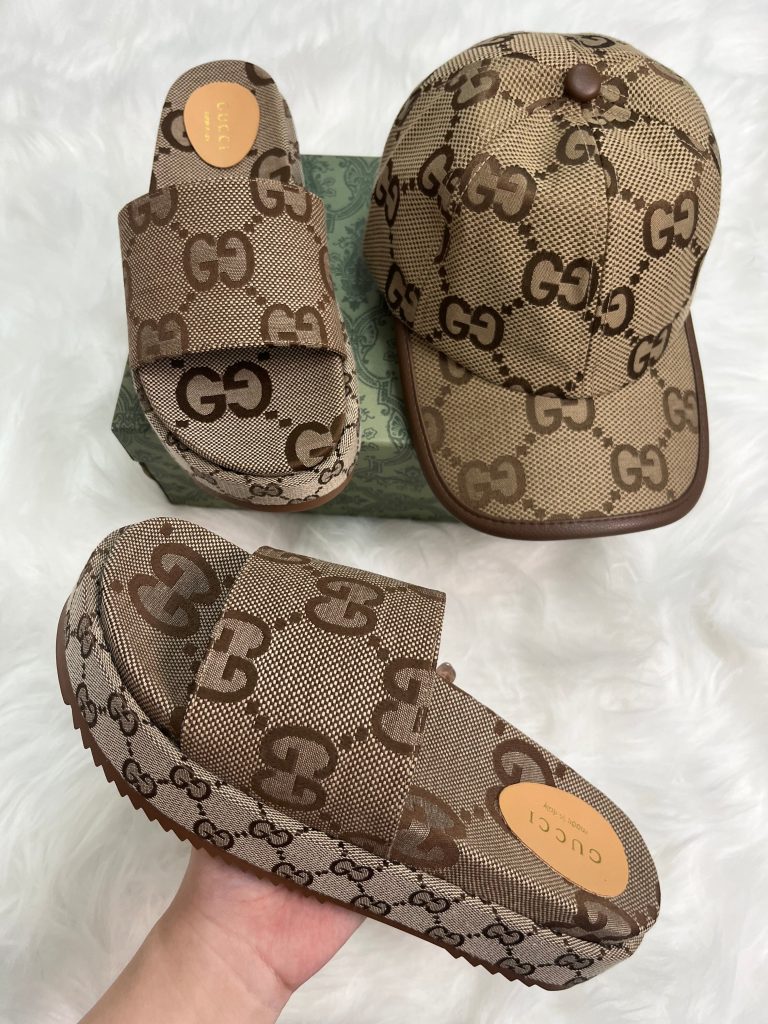 G-Slippers and Hats (A17401)G-Slippers and Hats (A17401)