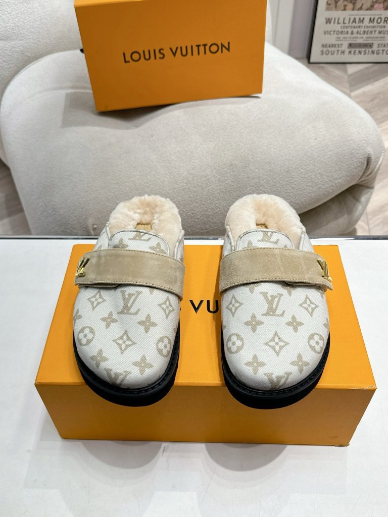 L- Female Top Quality Fleece Slippers (DP1465)L- Female Top Quality Fleece Slippers (DP1465)