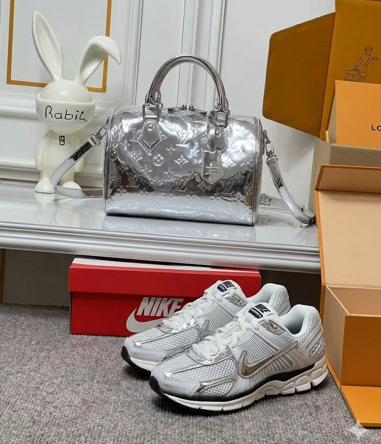 L&N-Silver Bag and Sneakers (HYMZ49)L&N-Silver Bag and Sneakers (HYMZ49)