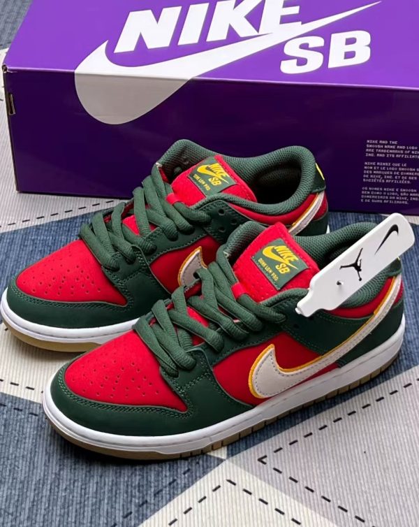 Red and Green sneakers(MZ2161)Red and Green sneakers(MZ2161)