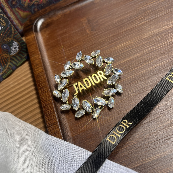 D-Brooch (D080)D-Brooch (D080)