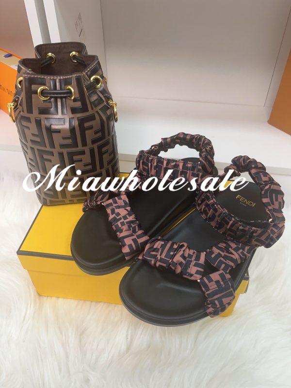Slippers and Bucket Bag（F1554）Slippers and Bucket Bag（F1554）